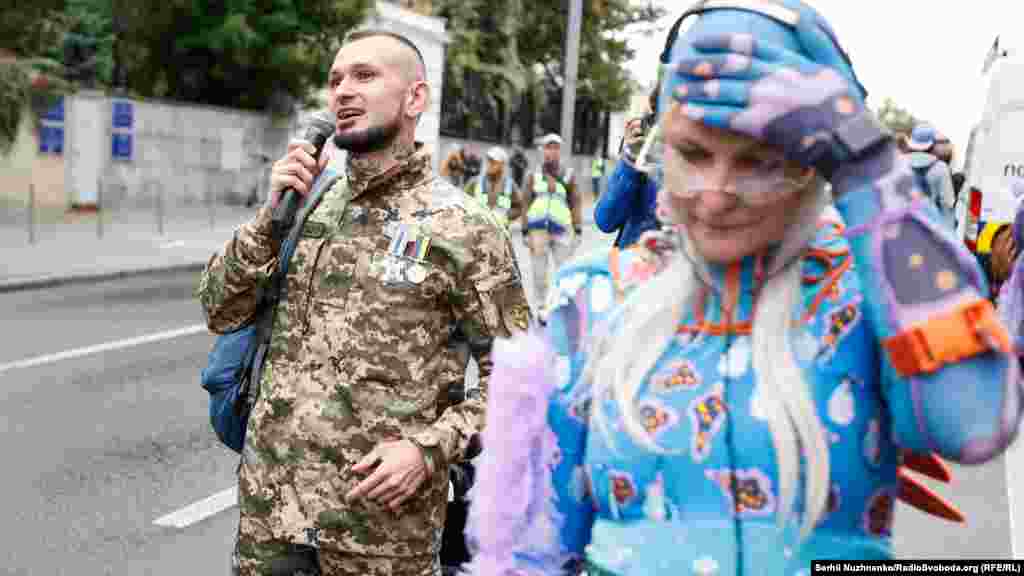 У ході взяли участь близько 20 військових, представників ЛГБТ+, батьки дітей ЛГБТ