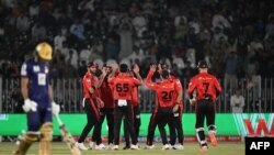 د لاهور قلندرز لوبغاړي د مخالفې لوبډلې د توپوهونکي پر سوځېدو خوشالي لمانځي ـ انځور له ارشيفه