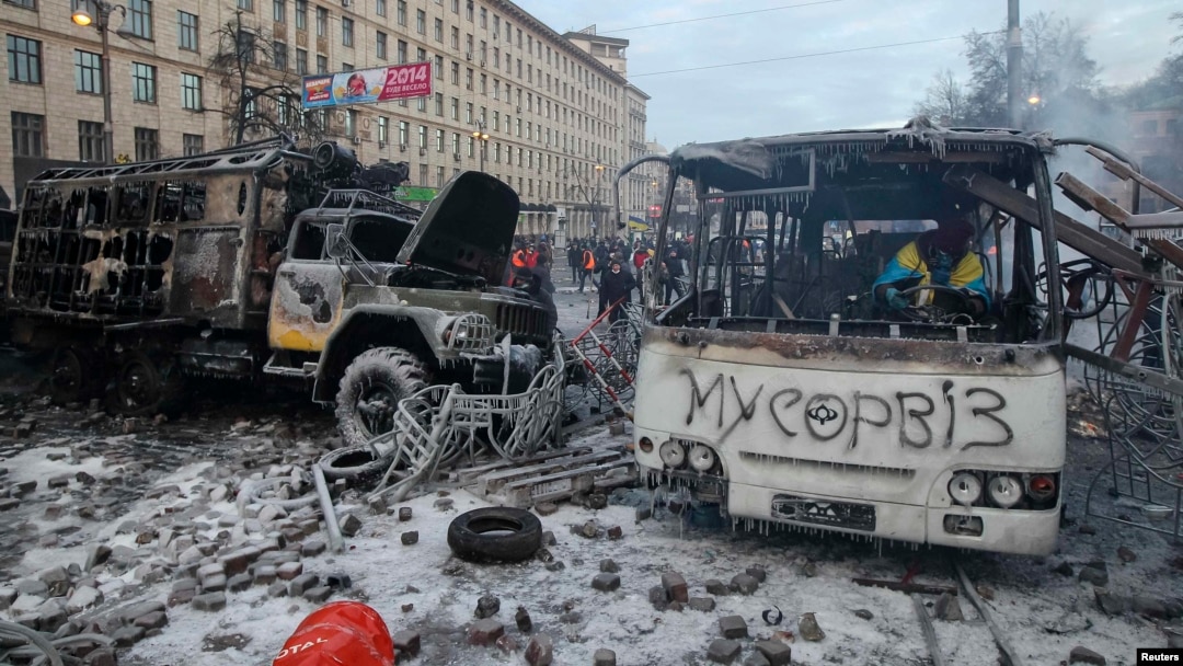 Спалені транспортні засоби міліції на вулиці Грушевського