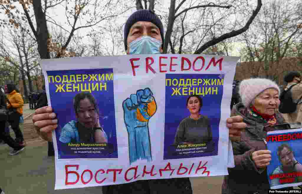 Алматыдағы маршта кейбір адамдар “тыйым салынған ұйымның қызметіне араласты” деп қамауда отырған белсенділерді босатуды талап етті. Бұған дейін оппозициялық саясаткер, ҚДТ қозғалысының жетекшісі Мұхтар Әблязов жақтастарын осы маршқа қатысуға шақырған. Қазақстан ҚДТ қозғалысын экстремистік деп таныған, ал Еуропарламент бұл ұйымды “бейбіт оппозициялық қозғалыс” деп атаған. 