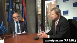 «Ազատություն» ռադիոկայանի հայկական ծառայության տնօրեն Հրայր Թամրազյանը զրուցում է ԵՄ հանձնակատար Յոհանես Հանի հետ։ 