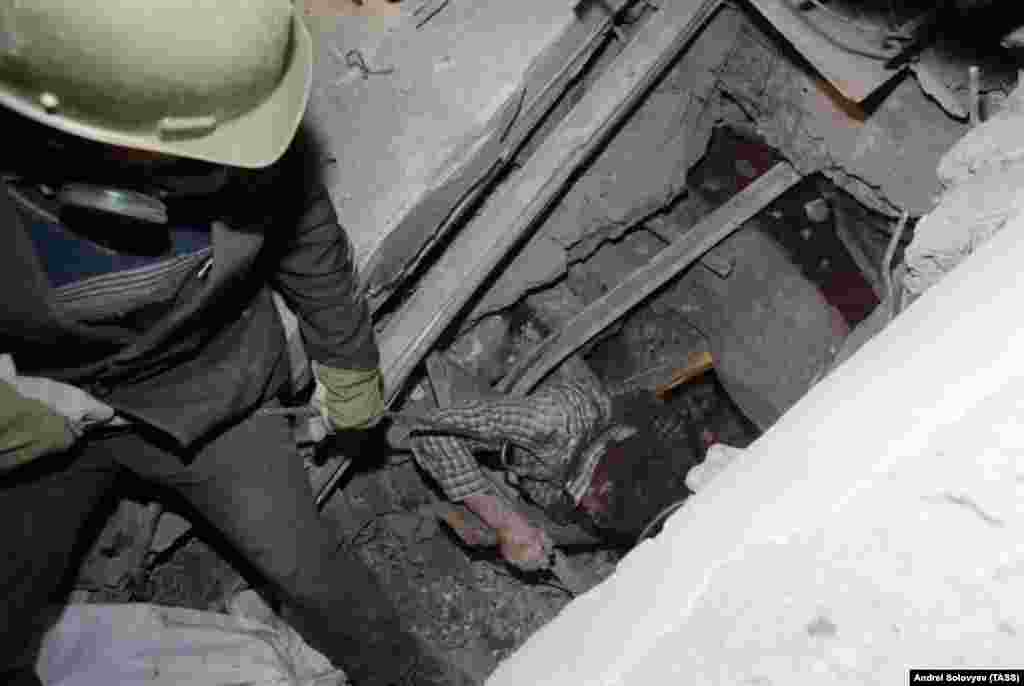 Под тоннами бетона обнаружили еще одного живого человека. Вскоре в Армению стала прибывать международная помощь. Это была самая крупная международная гуманитарная операция со времен Второй мировой войны. 