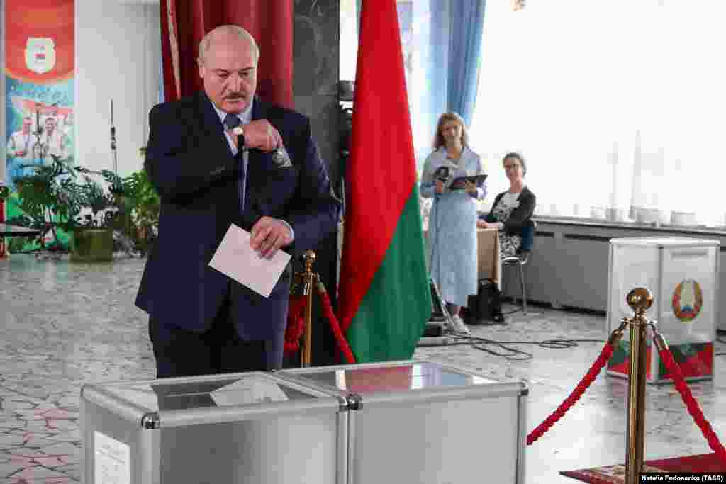 Президент Белоруссии Лукашенко принял участие в голосовании в Минске. Вот как это выглядело. Там же, на избирательном участке, Лукашенко заявил, что "готов к диалогу с оппонентами власти", но не допустит "провокаций". Что он понимает под словом "провокация", он тоже пояснил 