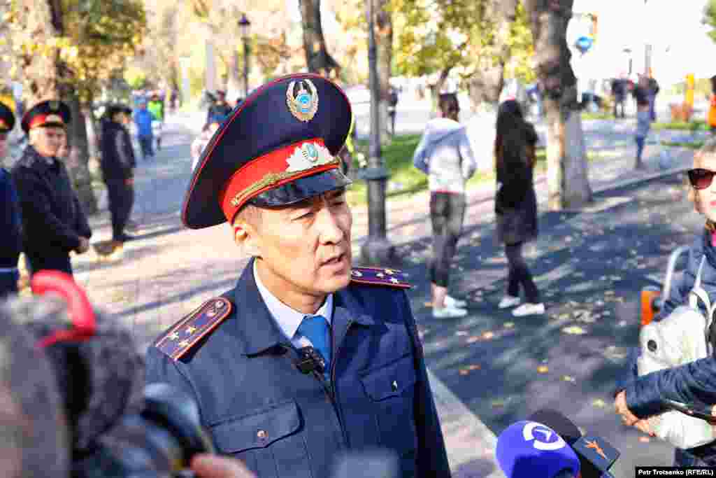 К журналистам вышел начальник управления полиции Ауэзовского района Алматы полковник Алишер Турсынбетов и сообщил, что «данное место является зоной проведения несанкционированного митинга запрещенной экстремистской организации ДВК», а также что «генеральной прокуратурой было дано разъяснение о том, чтобы граждане соблюдали порядок, не выходили на несанкционированные митинги». – В случае если будет нарушаться общественный порядок, данных граждан будут доставлять в управления полиции районов Алматы для разбирательства и принятия предусмотренных законом мер, – предупредил полицейский.
