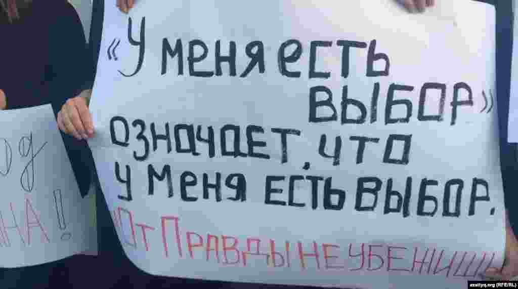 Әсия Төлесова - 1938 жылы саяси қуғын-сүргін кезінде атылып кеткен ақын Ілияс Жансүгіров пен саяси қайраткер Ораз Жандосовтың ұрпағы. Ол сот үкімінен соң да қазақстандықтарға "бірігіңдер, құқықтарыңды қорғай біліңдер" деді. 