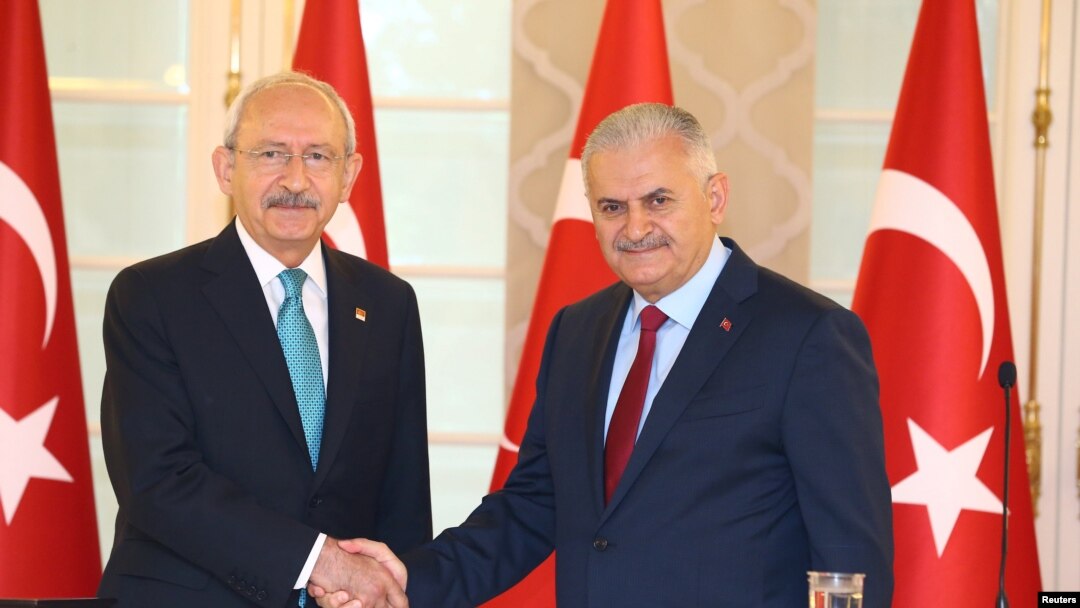 Premijer Binali Yildirim (d) i lider glavne opozicione Republicanske narodne partije (CHP) Kemal Kilicdaroglu u Ankari, 19. jula 2016.