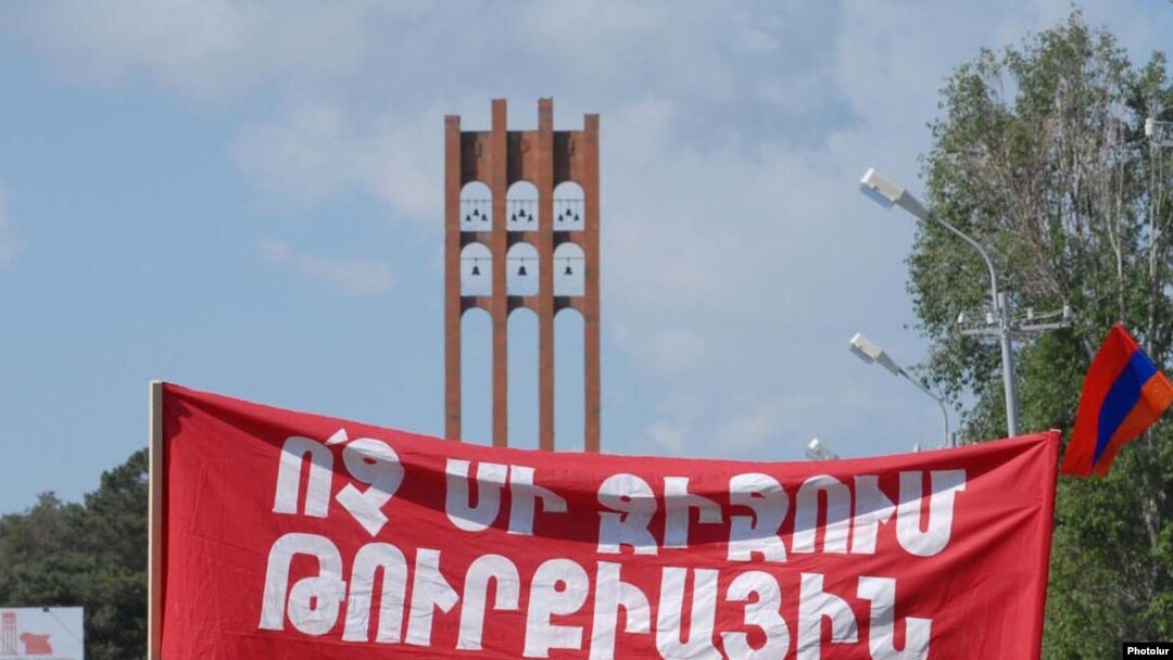 Учасники Вірменської революційної федерації на демонстрації закликають: «Жодні поступки Туреччині». 28 травня 2009 р.