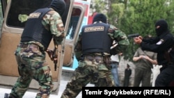 Кыргызстанда кылмышка шектүүлөрдү кармоо учуру. 