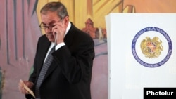 Armenia - Armenian National Congress leader Levon Ter-Petrosian votes in parliamentary elections, Yerevan, 6May2012.