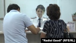 Таможенники проверяют паспорта граждан. Иллюстративное фото.