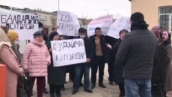 «Құдайдан қорқыңдар». Шымкентте туысы қамалғандар наразылық білдіріп жатыр