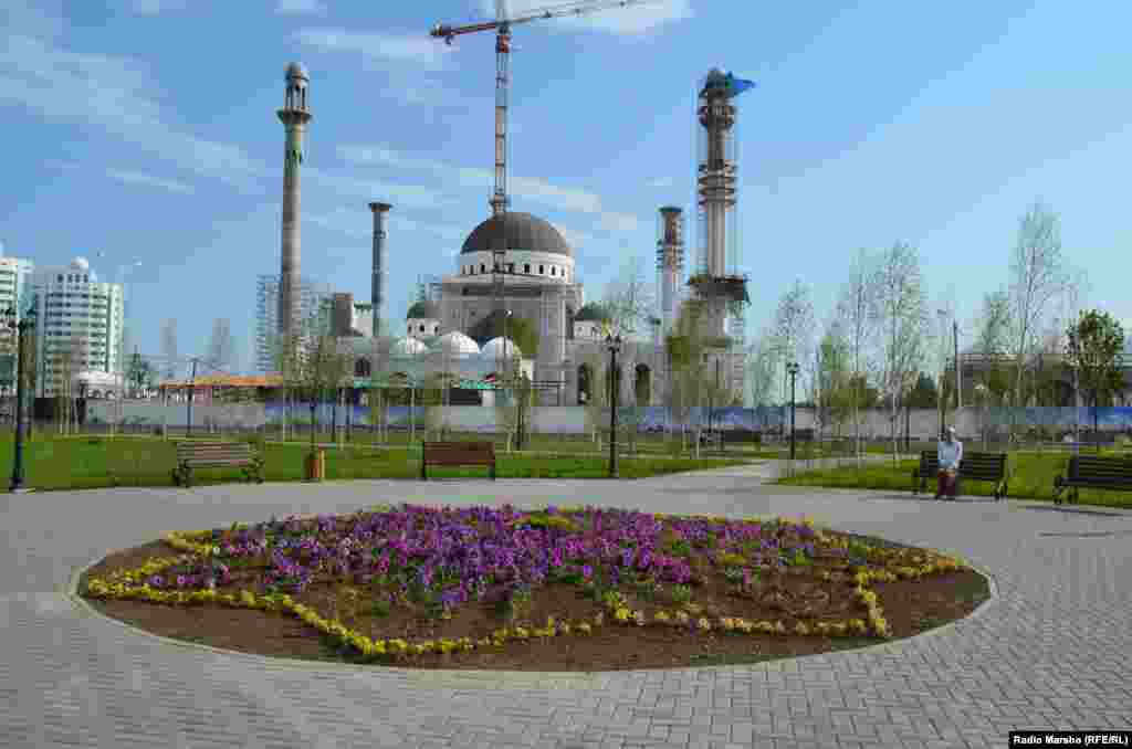 Люди пока не рвутся в центральный сквер города. 