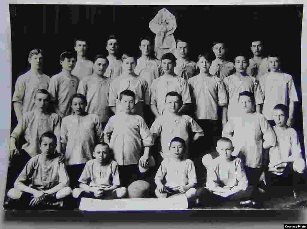1913 жылы Семейде тұңғыш құрылған "Ярыш" ("Жарыс") футбол командасы. Қазақ жазушысы Мұхтар Әуезов (үшінші қатарда оңнан санағанда - екінші) жас кезінде коман­даның жартылай қорғаушысы болып ойнаған. (Сурет Семейдегі татар мәдени орталығынан алынды)