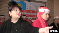 Алия Турдиева (слева), активист движения заемщиков ипотечных кредитов "Оставим народу жилье!".