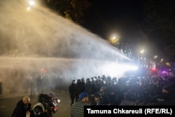 Полицейский водомет на проспекте Руставели в Тбилиси