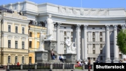 Міністерство закордонних справ України вважає затримання журналіста Романа Протасевича «черговою атакою на свободу слова з боку білоруської влади» і вимагає звільнення затриманого
