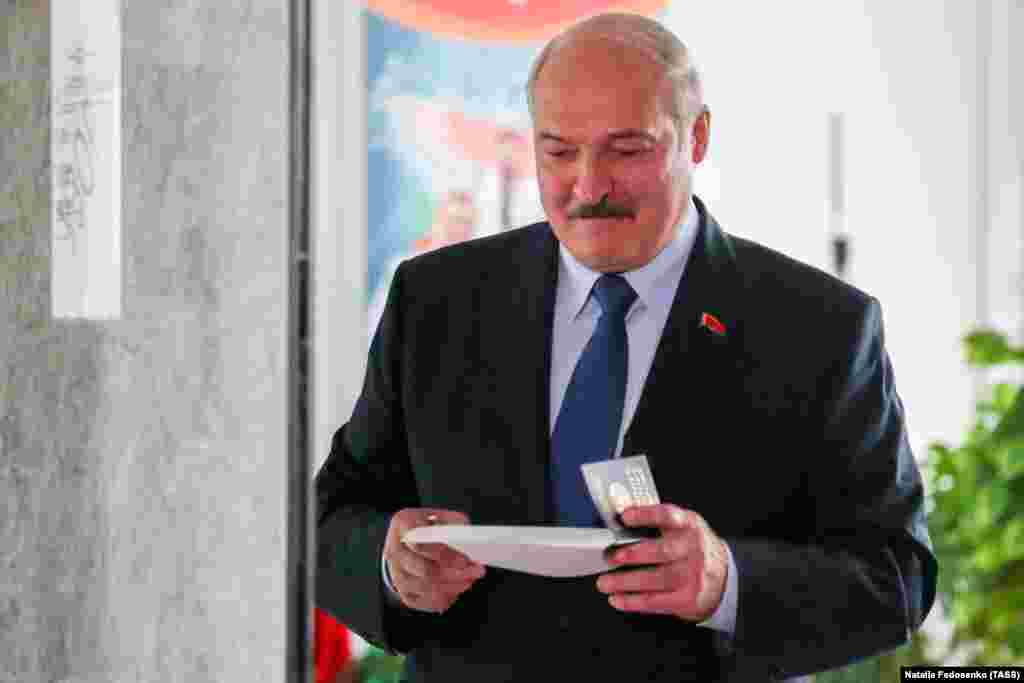 "Если вы просто выражаете свою позицию или позицию кого-то и понятно, что это Петров, Сидоров, Иванов, я это приветствую. Я готов к диалогу с вами лично. Если вы склонны вести себя хорошо, я тоже это вижу, и отношение соответствующее. А если вы провоцируете, то получите то же взамен. Вы хотите попытаться свергнуть правительство, что-то сломать, нанести удар, оскорбить (как вы сначала делали больше, а теперь меньше), и ожидаетеь, что я или кто-то перед вами встанет на колени и поцелует песок, по которому вы бродили? Этого не будет. Ведите себя по закону, и у нас не будет к вам претензий", – заявил Лукашенко 