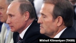 Виктор Медведчук (уңда) һәм Русия президенты Путин "Православ һәм славян мәдәнияте - Украинадагы цивилизация нигезе" дип исемләнгән конференциядә, 2013 елның 27 июле, Киев