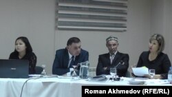 Родственник осужденных в городе Есик Диана Амантаева и адвокаты Косанали Турманбетов, Андрей Иванников и Турохан Низаметдинова. Алматы, 15 декабря 2016 года.