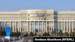 У здания министерства иностранных дел Казахстана в Астане.