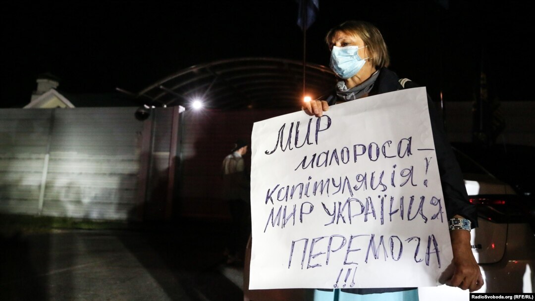 Під час акції протесту біля резиденції президента Володимира Зеленського в Конча-Заспі з вимогою його відставки після того, як українська сторона у Тристоронній контактній групі погодилася на спільну інспекцію з бойовиками в районі Шумів на Донбасі. Київ, 10 вересня 2020 року