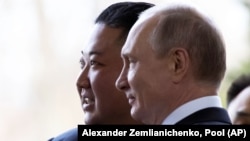 Președintele rus, Vladimir Putin (dreapta) și liderul nord-coreean, Kim Jong-un (stânga), la Vladivostok/Rusia, în aprilie 2019
