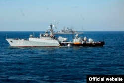 Фрегат USS Taylor (FFG 50) класса Oliver Hazard Perry принимает участие в учениях Sea Breeze-2010 в Черном море. Архивное фото