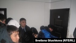 В присутствии судебных исполнителей и полицейских происходит вскрытие квартиры в ЖК "Европейский". Астана, 30 января 2013 года.