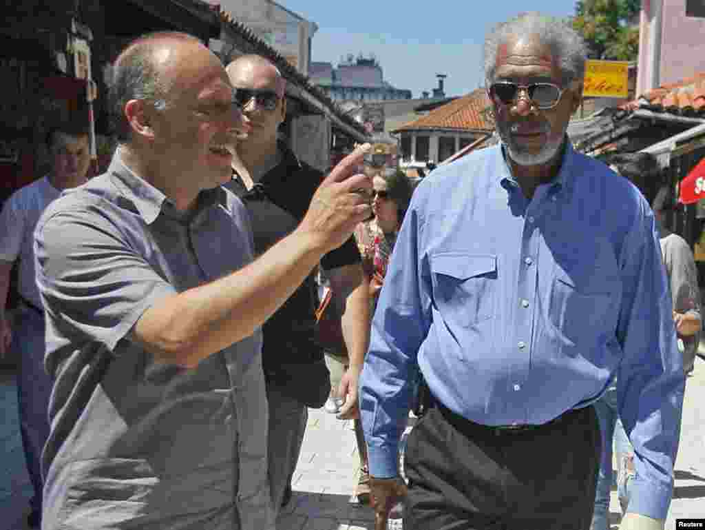 BiH - Mirsad Purivatra (L), direktor Sarajevskog filmskog festivala u šetnji sa glumcem Morgan Freeman, na Baščaršiji, 29.07.2010. Foto: Reuters / Danilo Krstanović