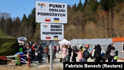 Біженці з України після переходу українсько-польського кордону. Косцєнко, Польща, 17 березня 2022 року