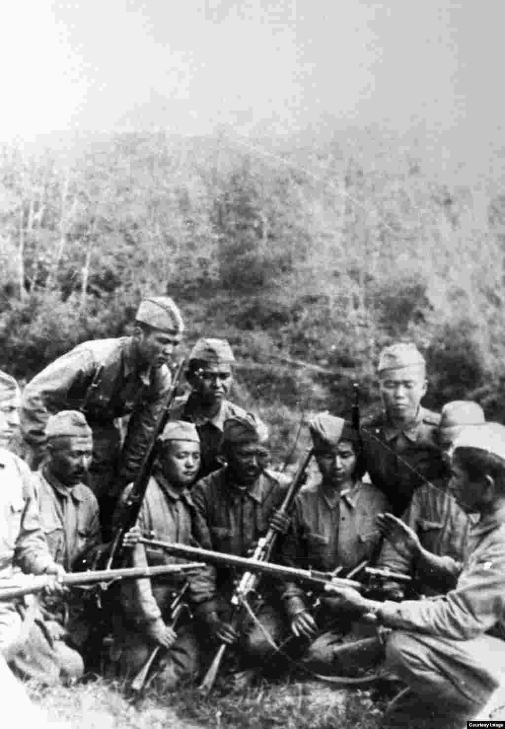 Подпись под этой архивной фотографией: "К. Улыбаев — стрелок (справа) среди своих сослуживцев". 1944 год.