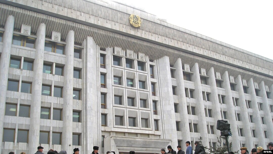 Дольщики "Верный.KZ" проводят митинг протеста перед зданием акимата Алматы. 16 февраля 2009 года. 