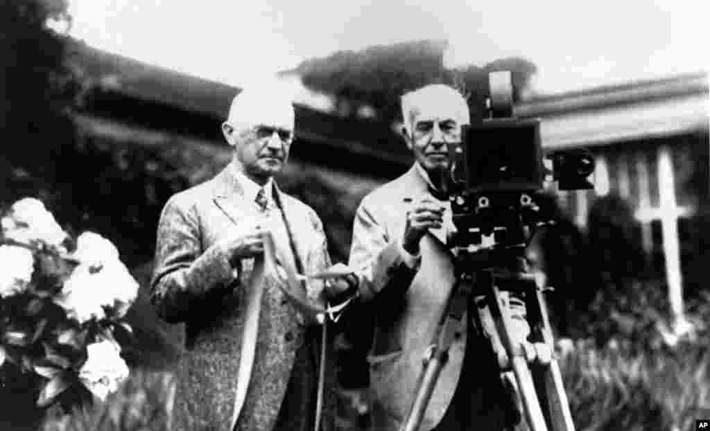 Основатель Eastman Kodak Джордж Истман (слева) и Томас Эдисон позируют со своими изобретениями в декабре 1919 года. Эдисон изобрел кинооборудование, а Кодак – рулонную пленку и коробку с камерой, которые положили основу киноиндустрии