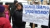 Опозиційні депутати блокують трибуну Верховної Ради України, щоб не допустити ухвалення так званого «мовного закону» Ківалова-Колесніченка. Київ, 25 травня 2012 року