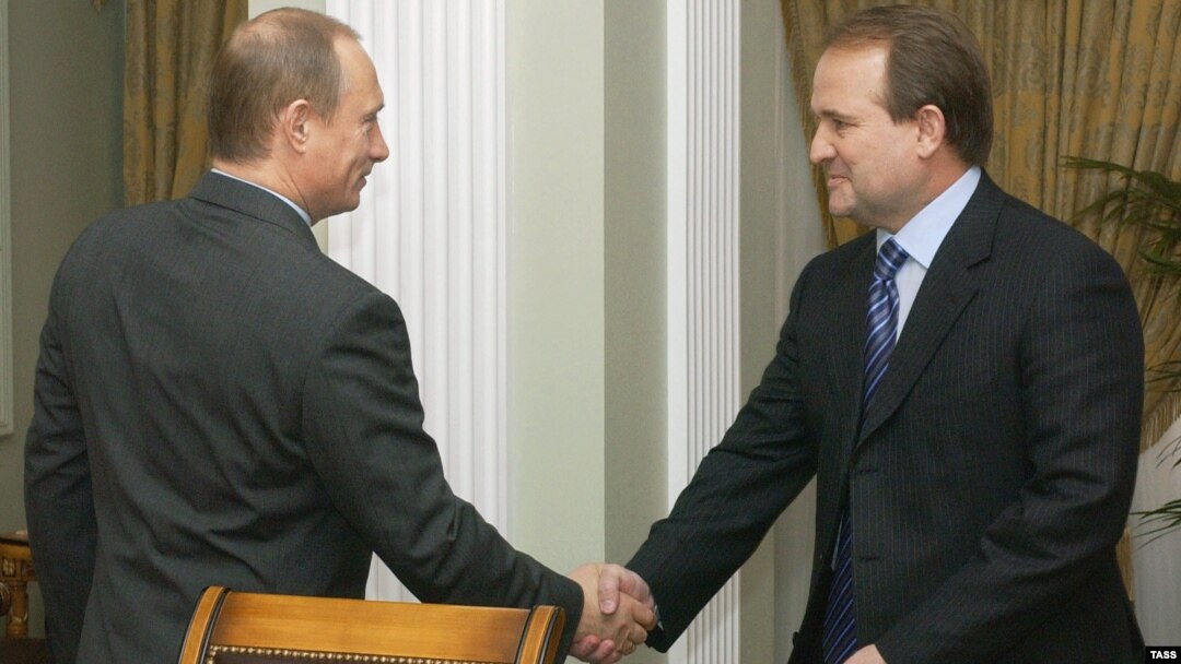 Президент Росії Володимир Путін (ліворуч) і тодішній голова Адміністрації президента України Віктор Медведчук. Москва, 16 квітня 2004 року (ілюстраційне фото)