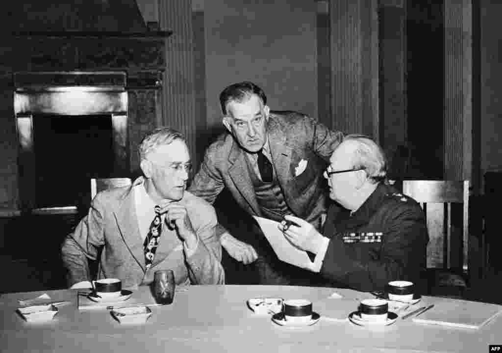 4 февраль 1945 ел. Президент Рузвельт һәм аның матбугат вәкиле Стив Эрли британ премьеры Уинстон Черчилль белән киңәшә. 