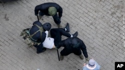 Силовики затримують демонстранта в Мінську, 15 листопада 2020 року