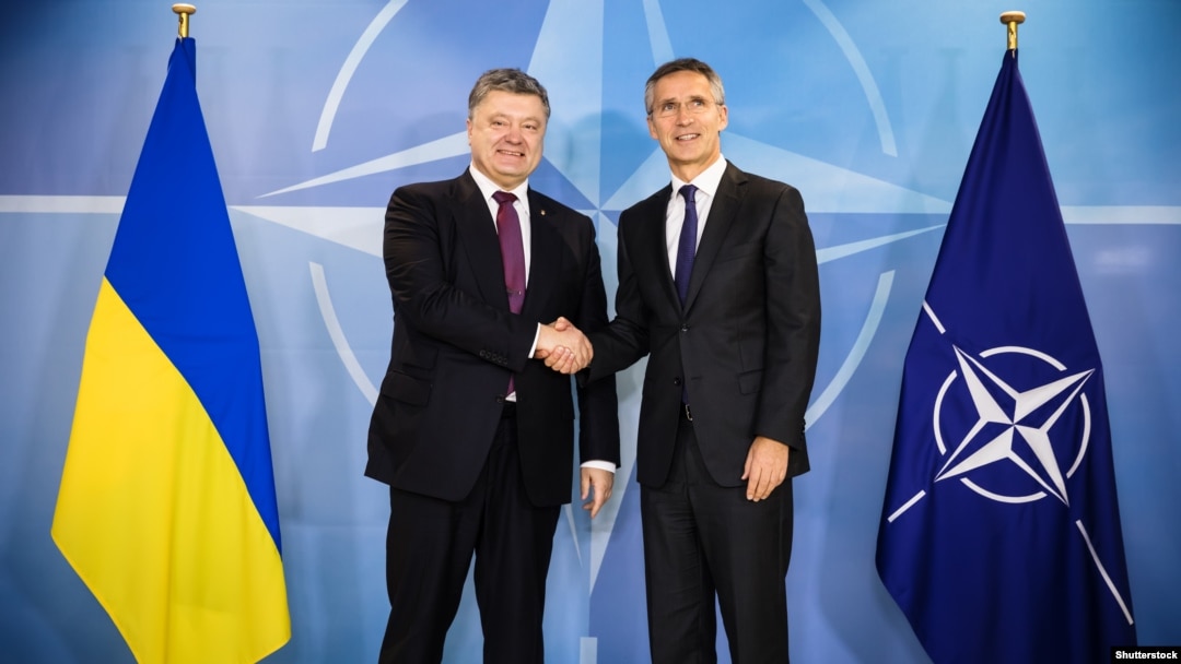 Президент України Петро Порошенко (ліворуч) та генеральний секретар НАТО Єнс Столтенберґ. Брюссель, 20 жовтня 2016 року