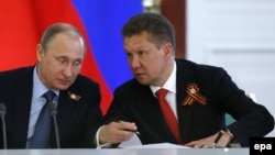 Справа наліво: голова російського «Газпрому» Олексій Міллер, проти якого Україна запровадила санкції, і президент Росії Володимир Путін 