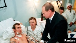 Оьрсийчоьнан премьер-министр Путин Владимир ву Нохчийчохь лазийначу салтица Москвана уллорчу лазартнехь. 1999-гIа шо, гIуран-беттан 28-гIа