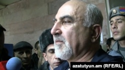Armenia - Paruyr Hayrikian, opposition presidential candidate, talks to jourlanists at a Yerevan hospital, 2Feb,2013