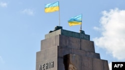 Українські прапори на місці скинутого пам'ятника Леніну, Харків
