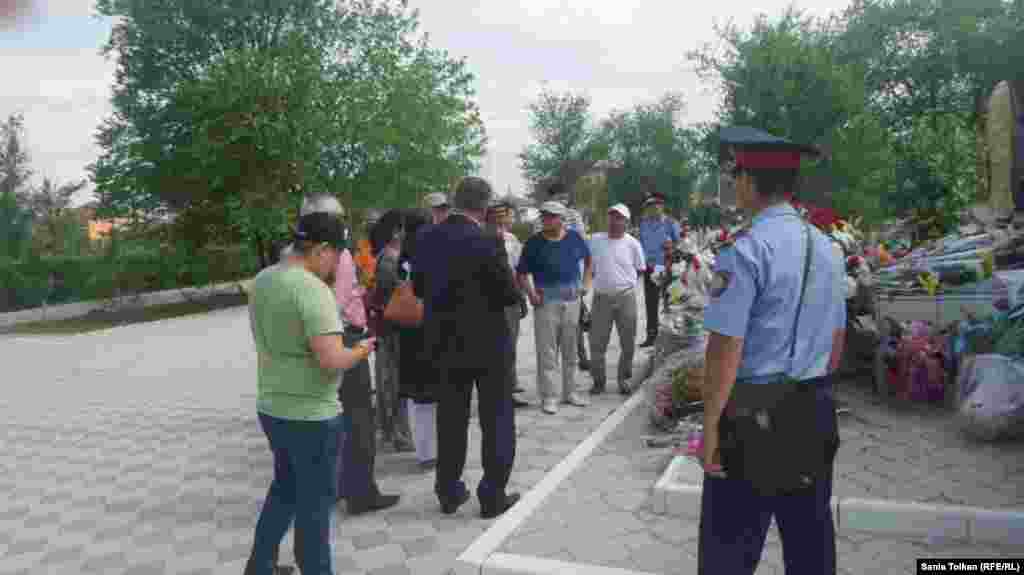 За акцией памяти атырауских активистов наблюдали со стороны сотрудники полиции. 
