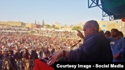 په ارشف انځور کې د پښتونخوا ملي عوامي ګوند مشر ولسي غونډې ته وینا کوي.
