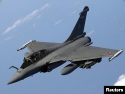 Французский истребитель Rafale во время дозаправки над Средиземным морем, 25 марта 2011 года