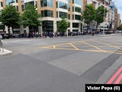 Românii din Londra, înconjurau pe trei rânduri secția de votare din Kensington, în urmă cu o oră