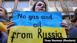 Протест у Брюсселі з вимогою припинити купівлю газу та нафти в Росії, березень 2022 року