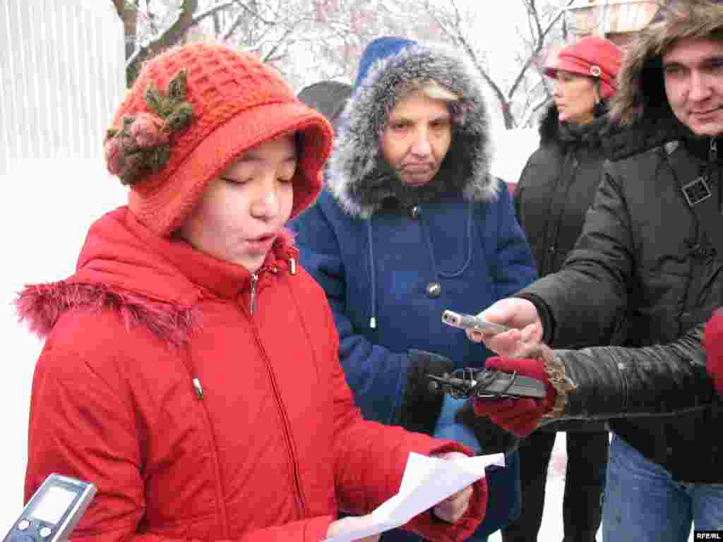 11 жасар Аян Көлбай наразылық акциясында Алматы әкіміне арналған өтініш хатты оқып тұр. Алматы, 23 желт. 2008 жыл. - 11-летняя девочка Аян Кольбай читает петицию к акиму Алматы на акции протеста. Алматы, 23 декабря 2008 года.