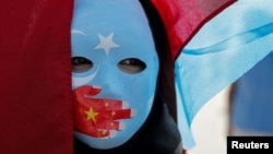 Organizacije za zaštitu ljudskih prava ističu da Peking žestoko progoni pre svega Ujgure (Fotografija: protest u Istanbulu zbog represije nad Ujgurima, 1. oktobar 2019.)