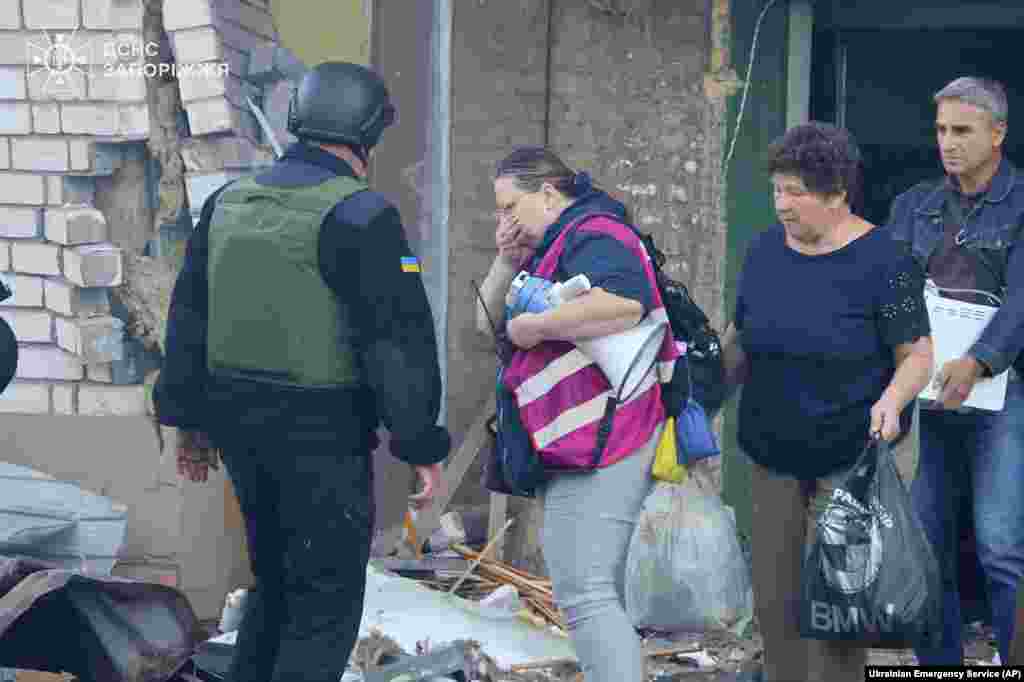 Ռումբի պայթյունի հետևանքով իրենց բնակարանները լքող քաղաքացիներ։ 